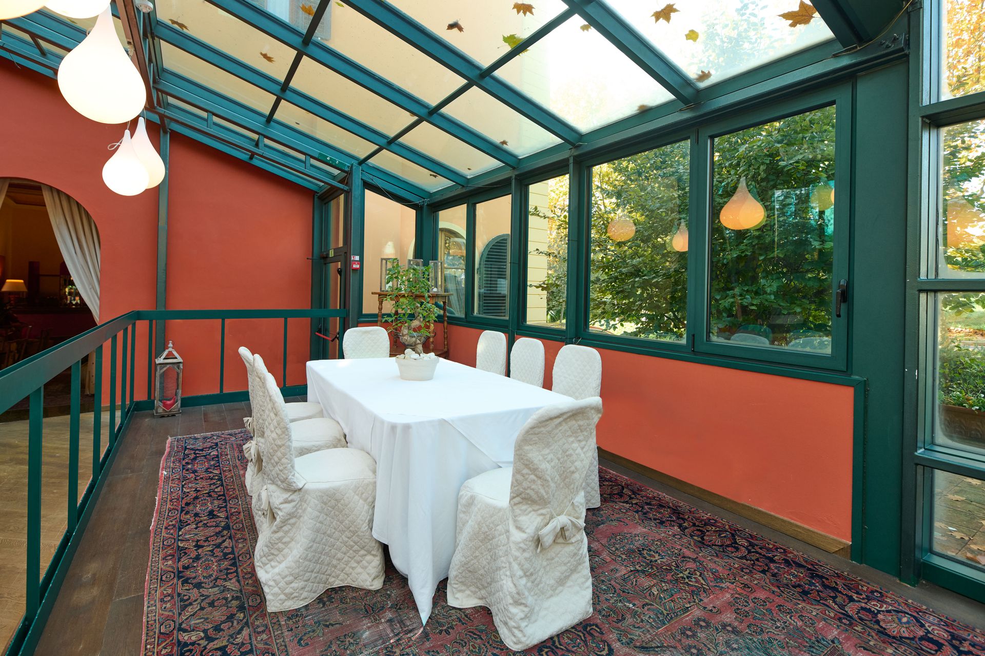 Стол и стулья в комнате с большим количеством окон