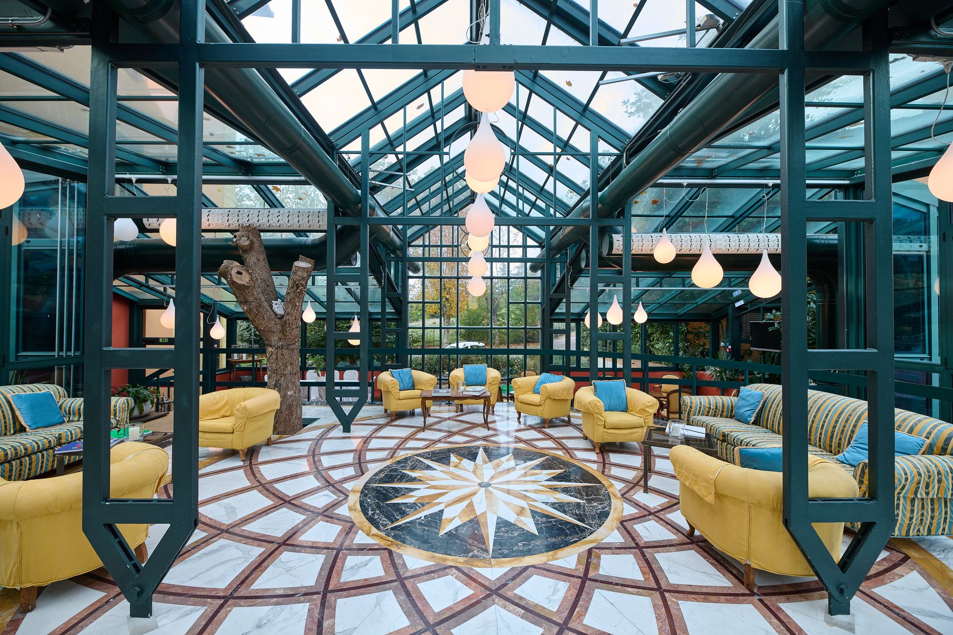 Большая комната с большим количеством мебели и стеклянным потолком.