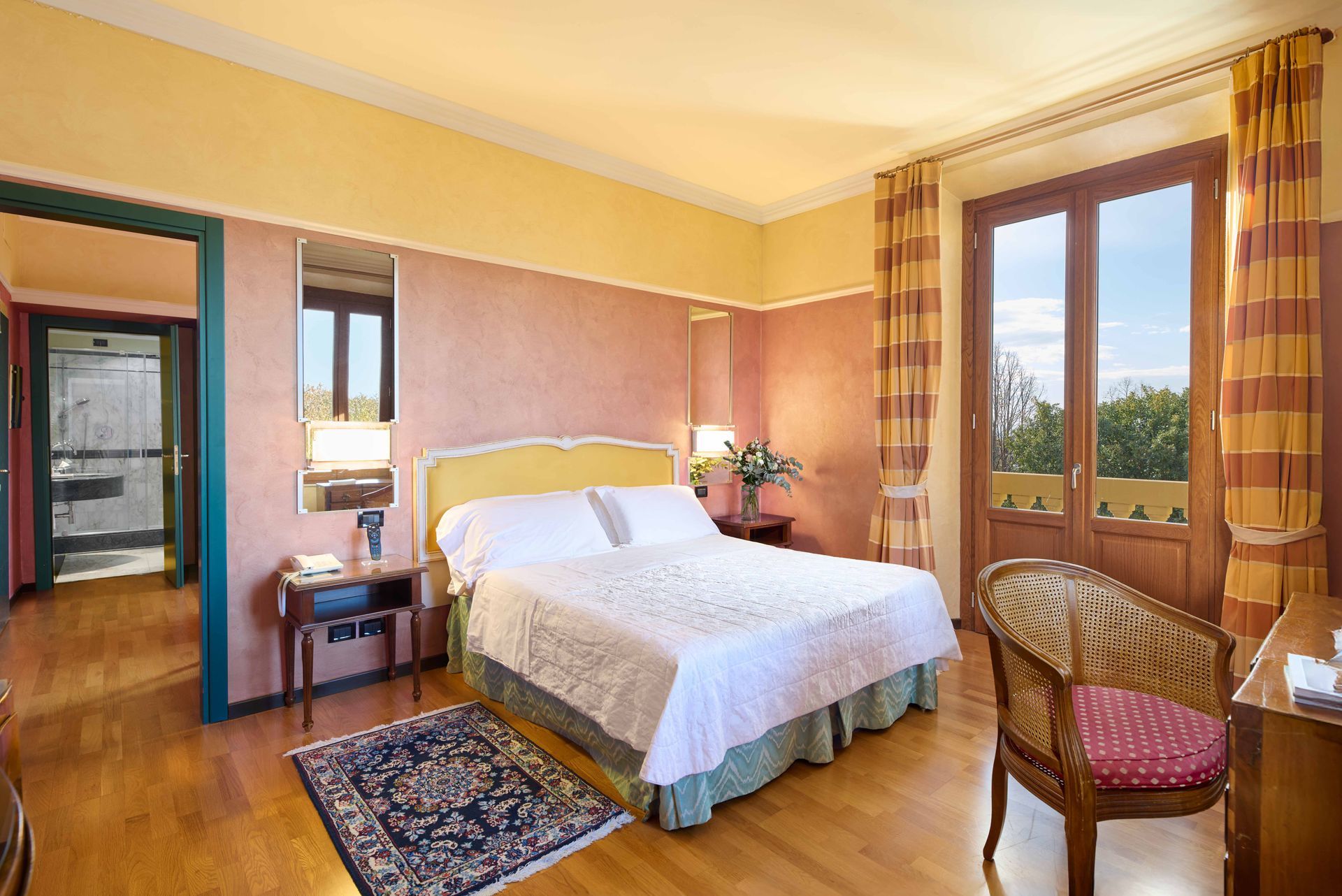 Una stanza d'albergo con un letto grande e una sedia