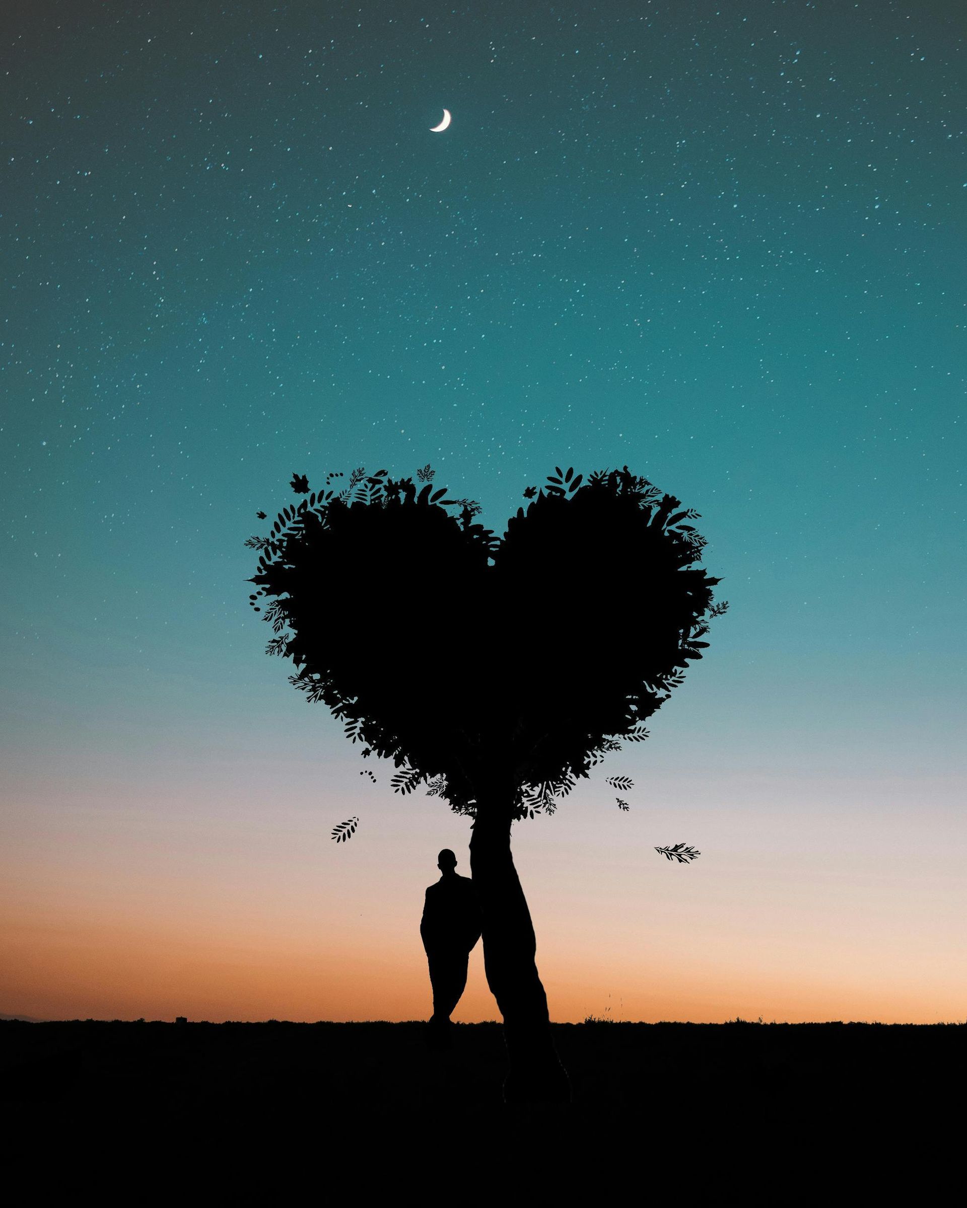 Una coppia che si bacia sotto un albero a forma di cuore