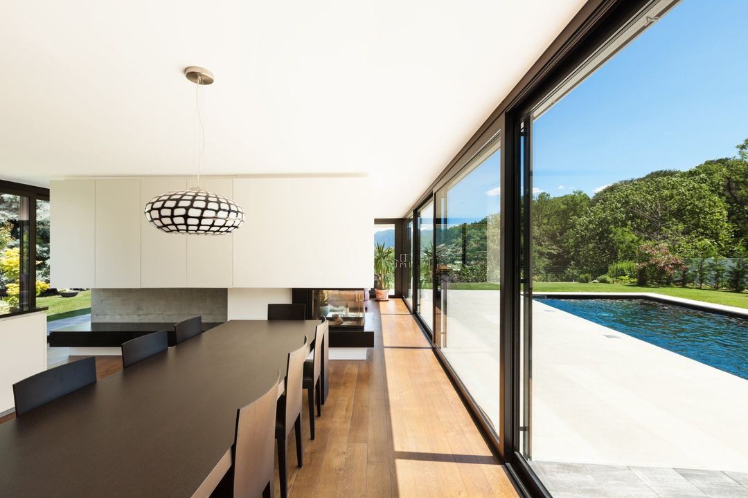 Sala da pranzo con ampie finestre
