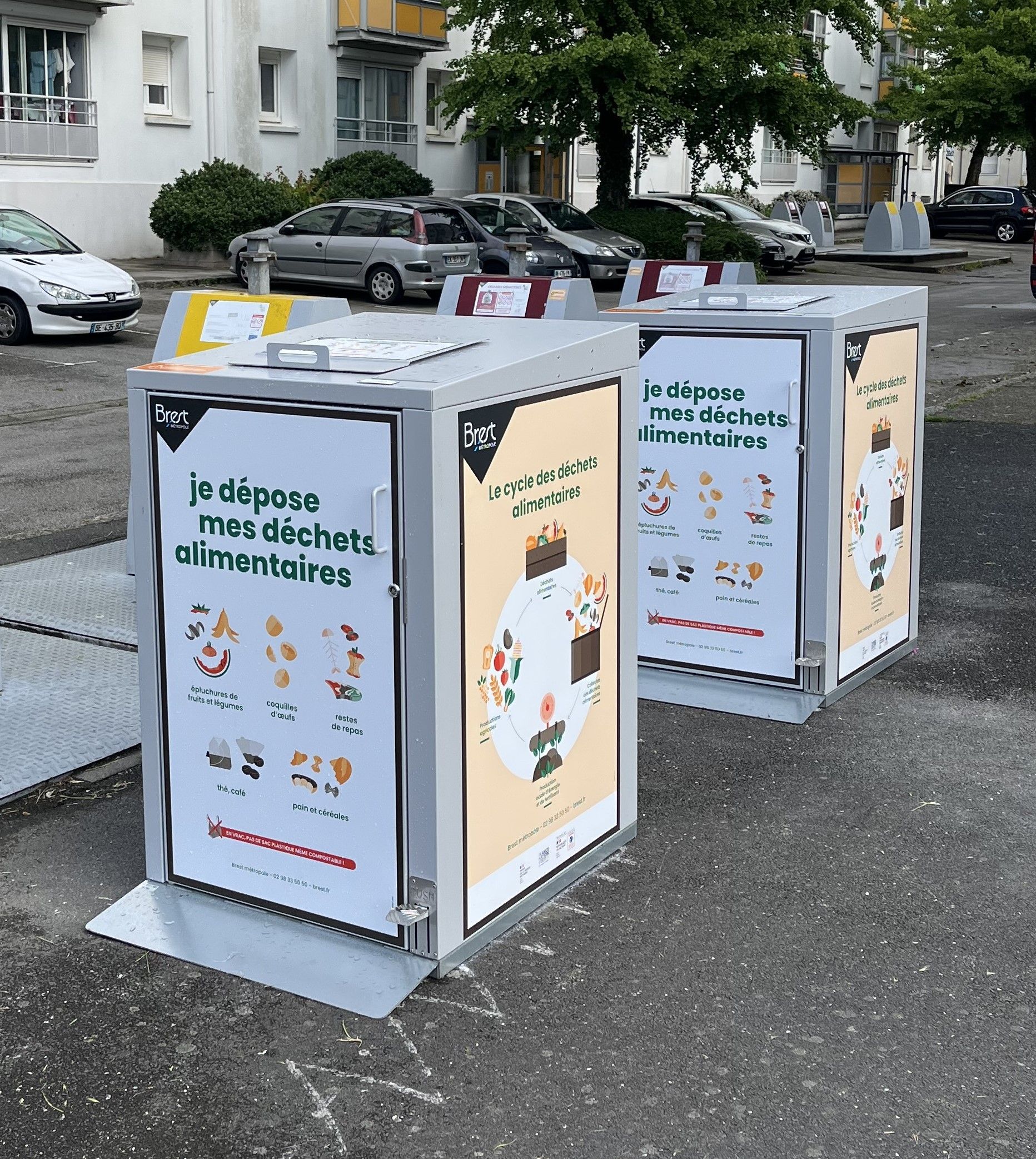 Deux abris bacs en métal personnalisés.