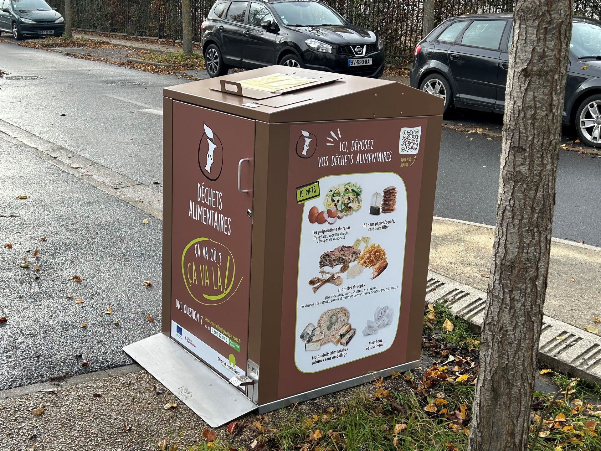 Un abri bac pour les déchets alimentaires est installé dans l'espace public.