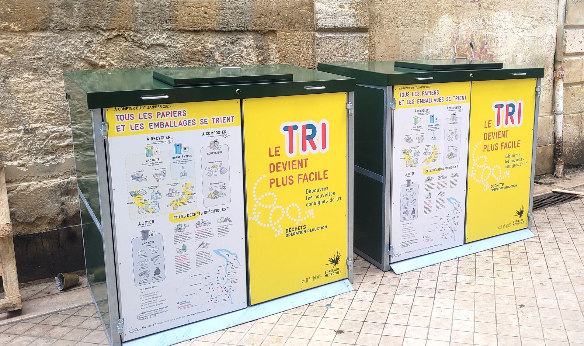 Bacs de recyclage, panneaux jaunes et blancs. Étiquette « TRI », illustrations des articles recyclables.