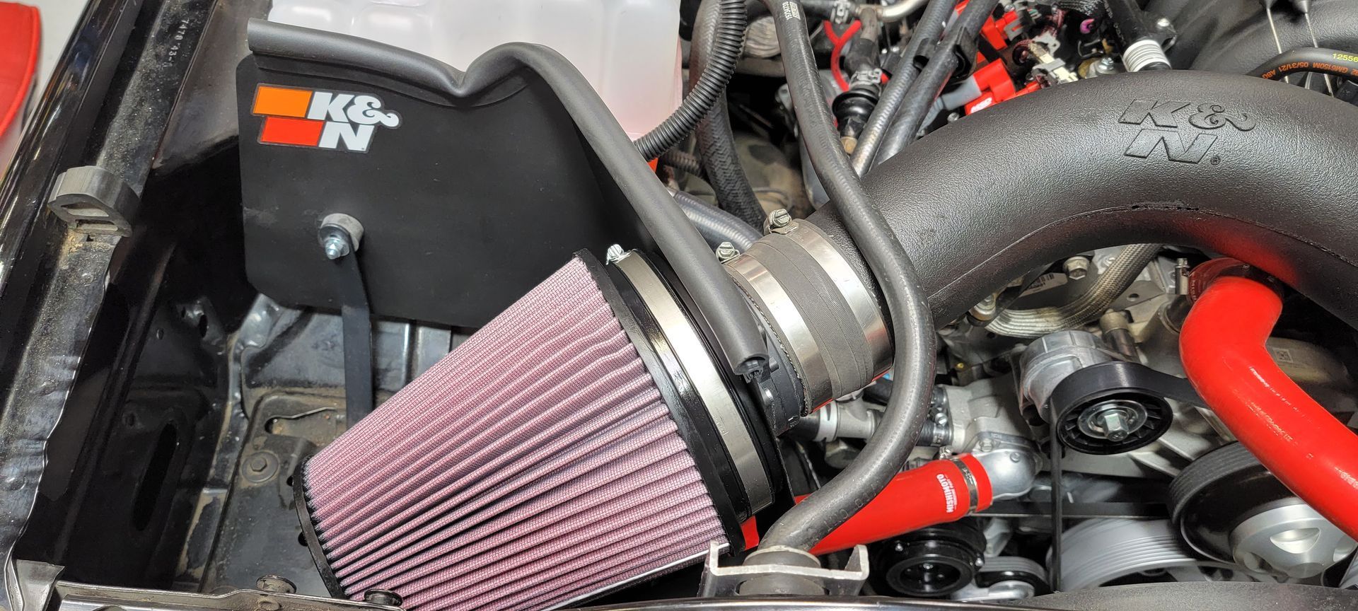 A close up of a car engine with a k & n air filter | Griffin Motorwerke
