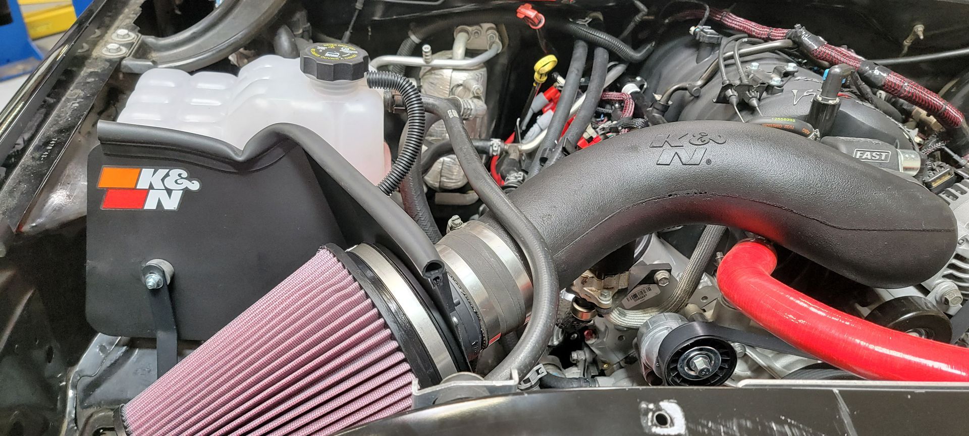 A close up of a car engine with a k & n air filter | Griffin Motorwerke