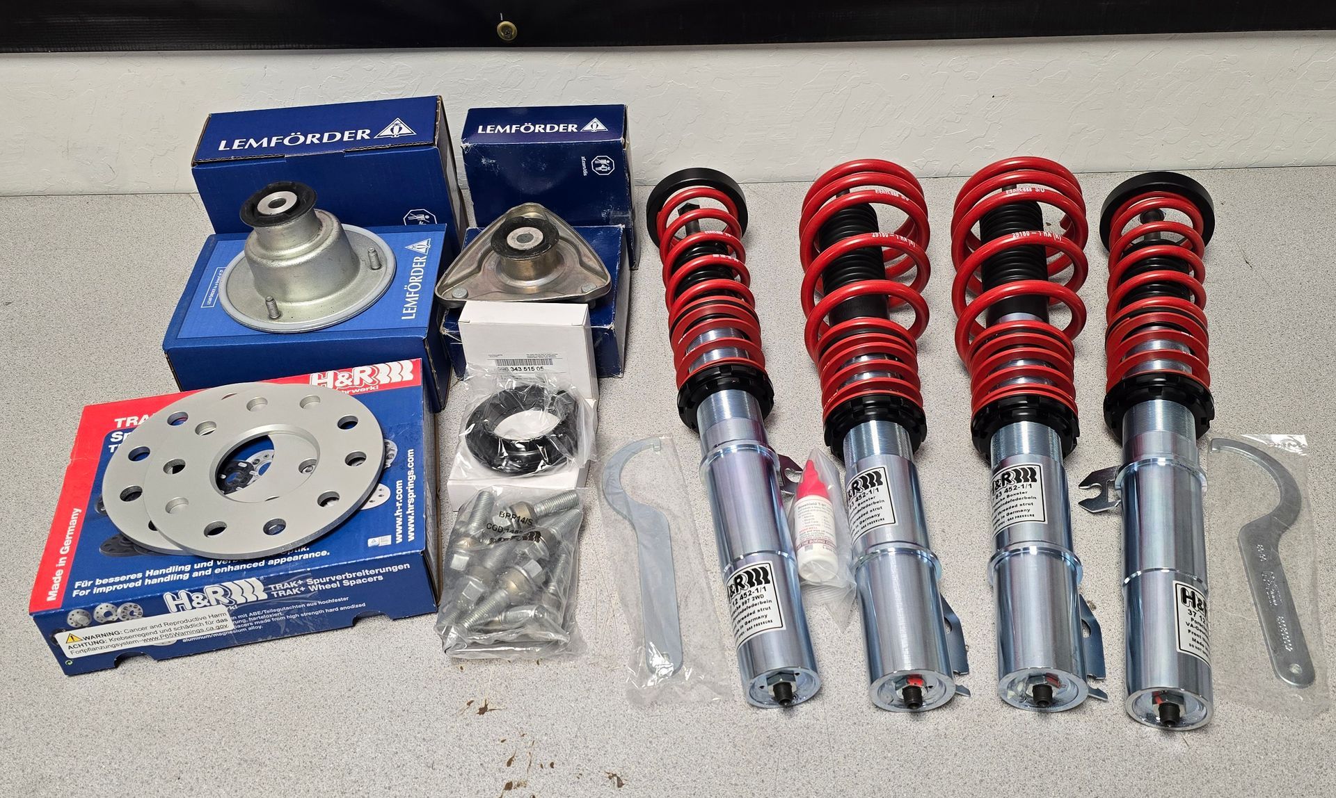 A bunch of suspension parts are sitting on a table | Griffin Motorwerke