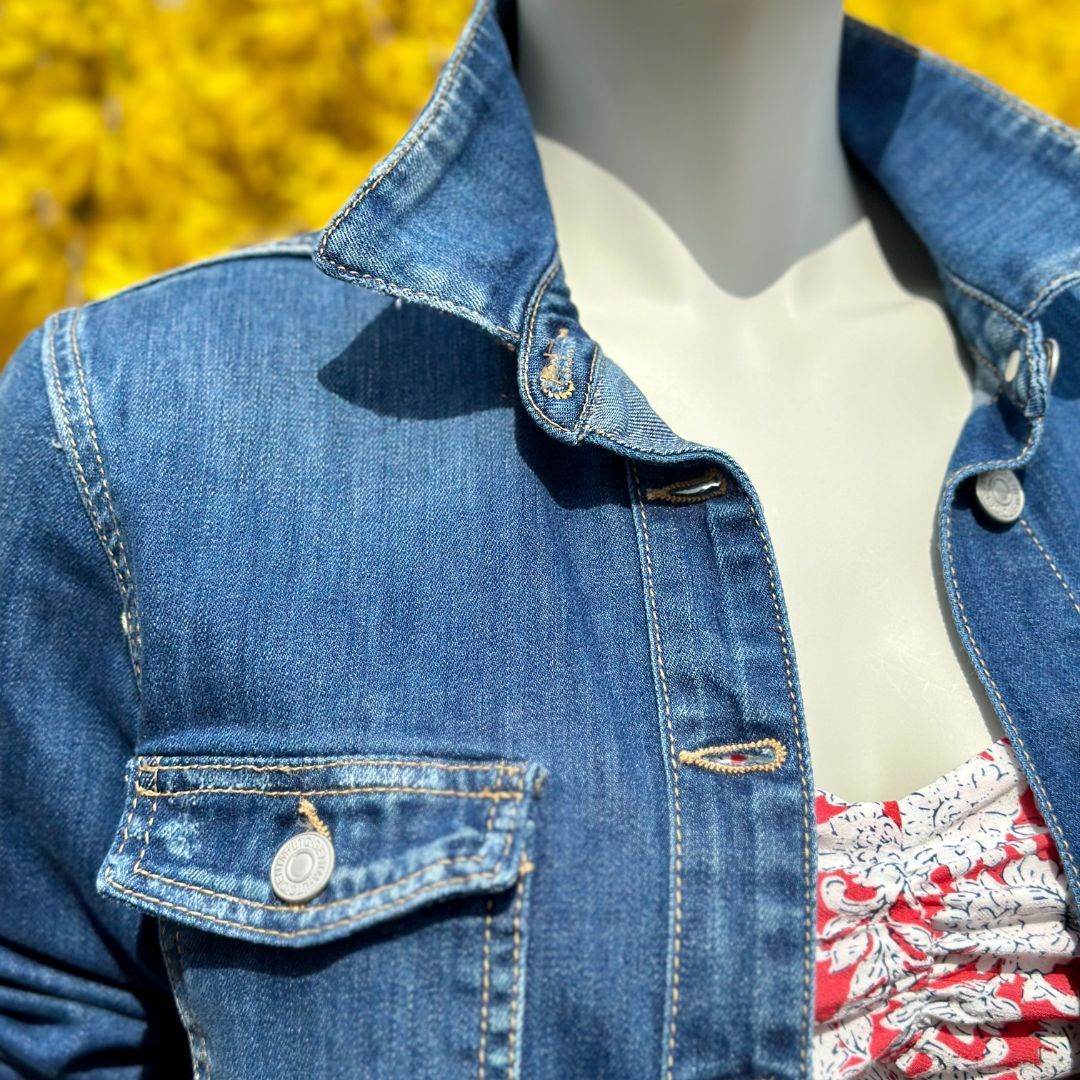 Eine Schaufensterpuppe trägt eine blaue Jeansjacke