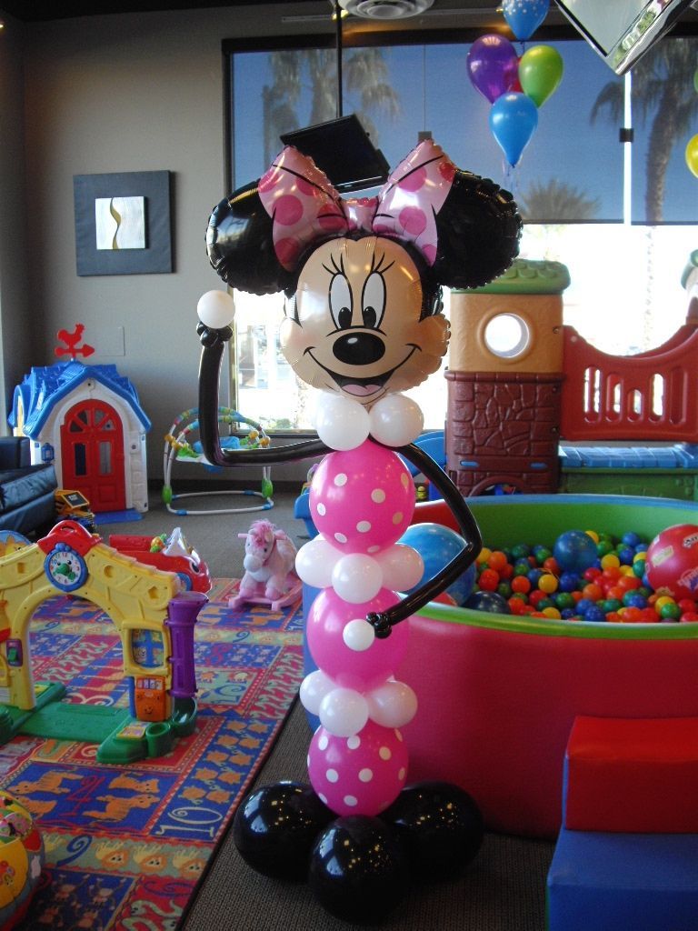 A minnie mouse made out of balloons in a play room