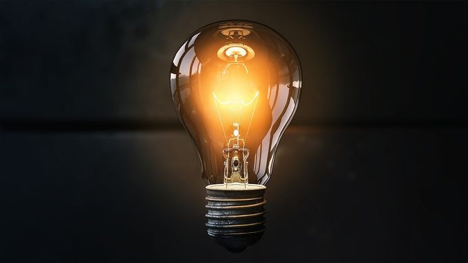 Gloeiende gloeilamp tegen een donkere achtergrond
