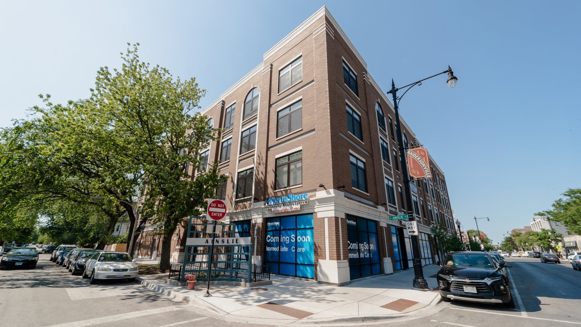 1502 W Ainslie Street Chicago, IL 60640 Building