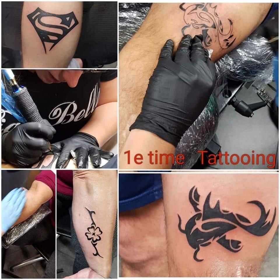 Een collage waarop een tatoeëerder te zien is die aan verschillende ontwerpen werkt, waaronder een Superman-logo en een tribale vistatoeage.