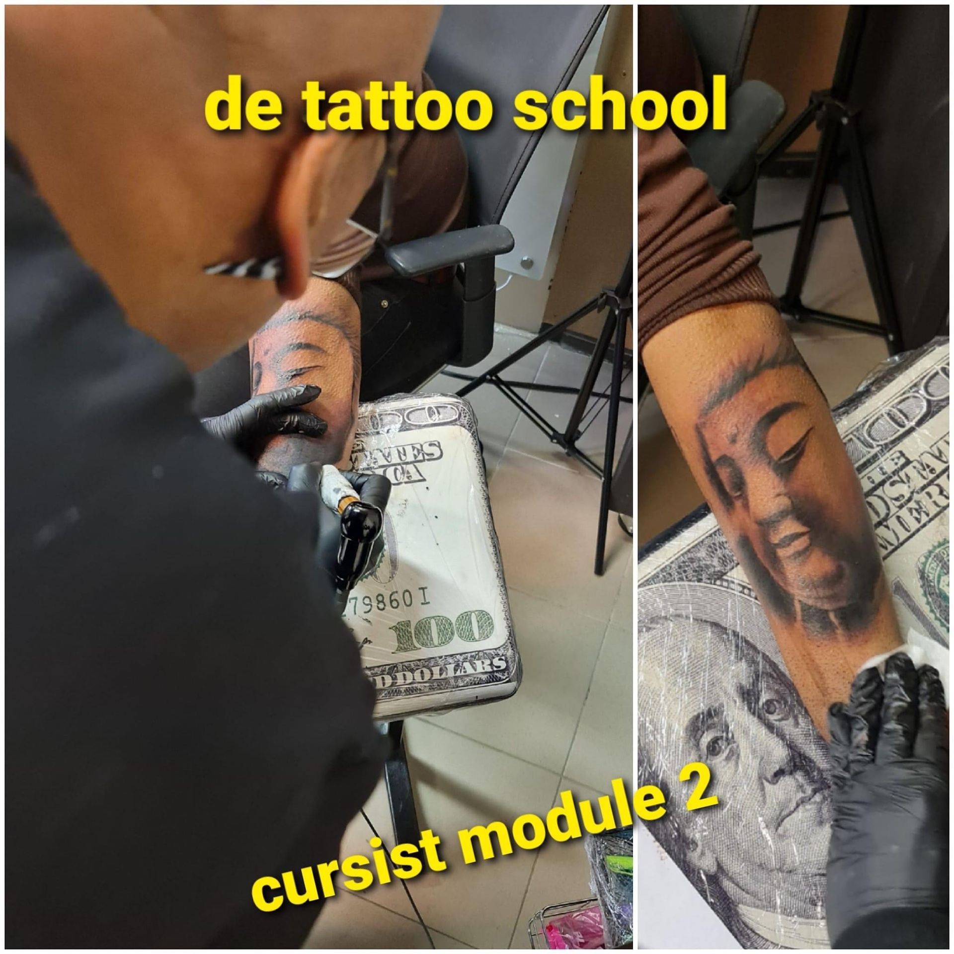 Een tatoeëerder werkt aan een portrettattoo op een onderarm, met een afbeelding van een biljet van 100 dollar zichtbaar op de tafel.