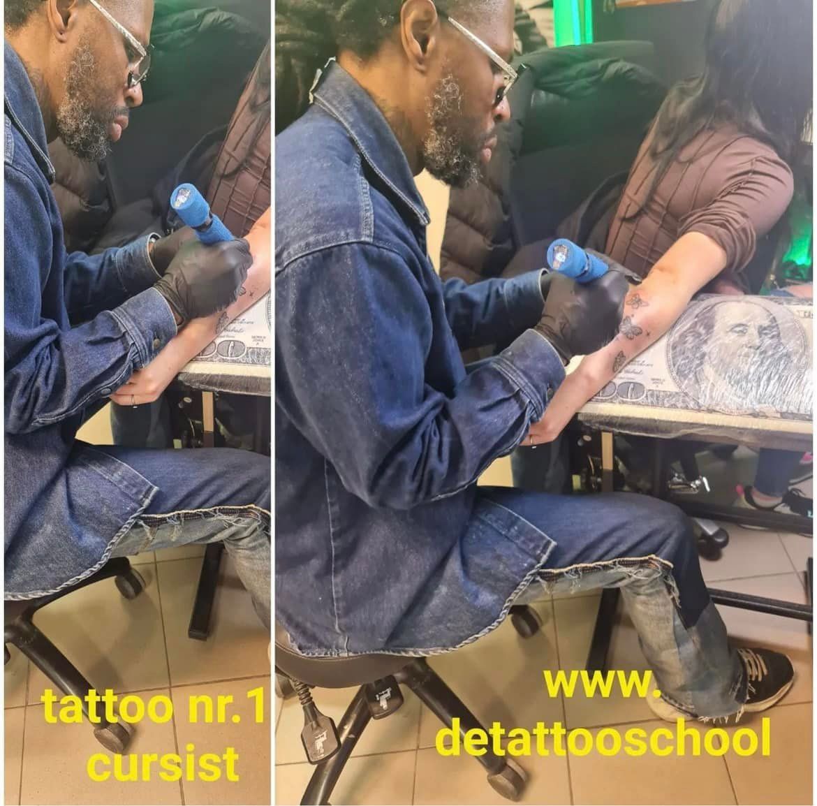 Een professionele tatoeëerder in een spijkerhemd gebruikt een machine op de onderarm van een klant in een studio.