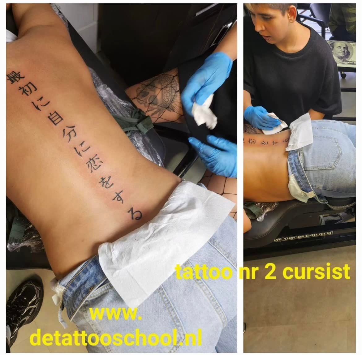 Een tatoeëerder met blauwe handschoenen tatoeert Japanse tekens op de onderrug van een persoon, met tekstoverlays over de afbeelding.