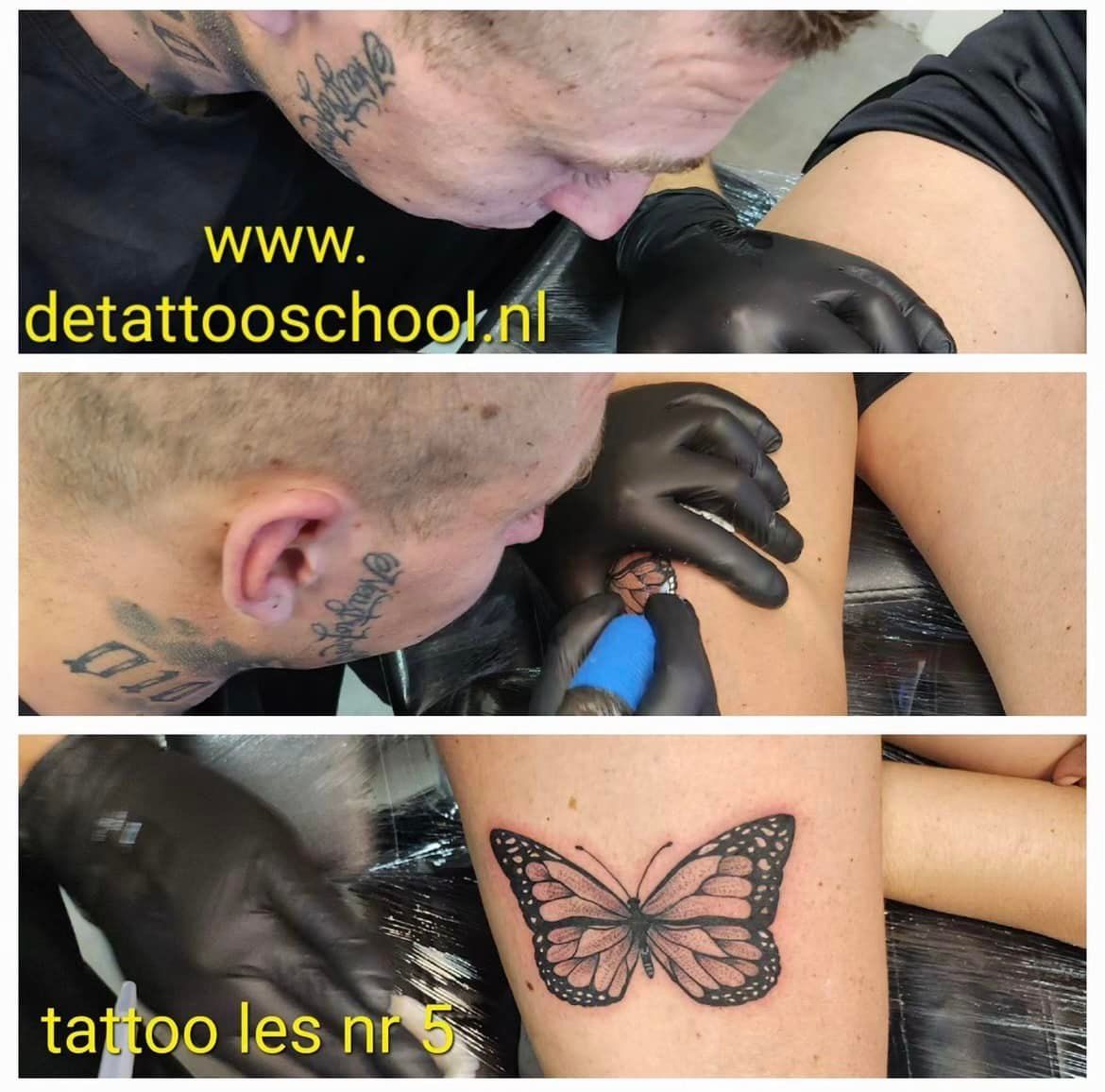 Een tatoeëerder werkt aan een vlindertattoo op het been van een klant, met de tekst 