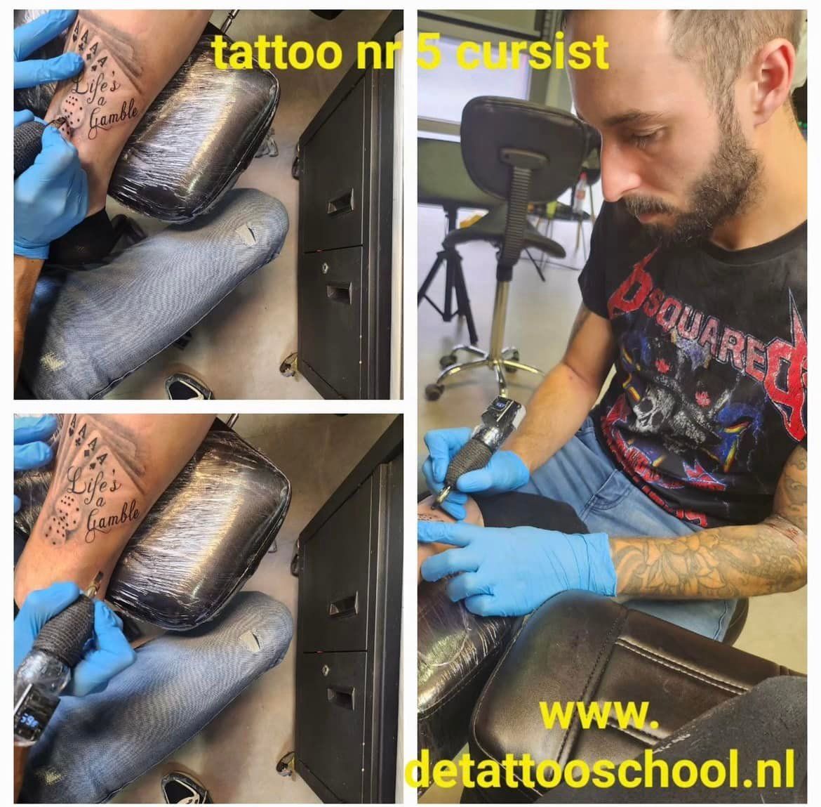 Een persoon gebruikt een tatoeëermachine op het been van een klant, met website-tekst zichtbaar in de hoek.