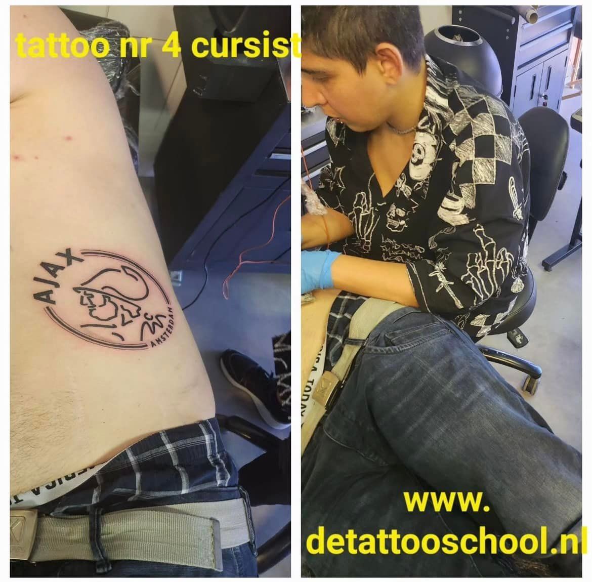 Een tatoeage van het Ajax Amsterdam voetballogo op de zij van een persoon, naast een student die oefent met tatoeëren in een workshop.