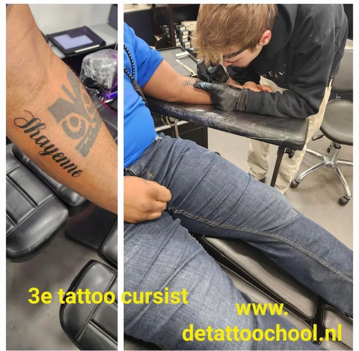 Een student oefent in een trainingsstudio met het tatoeëren van een naam op iemands arm, waarbij de tekst van de school als overlay wordt weergegeven.