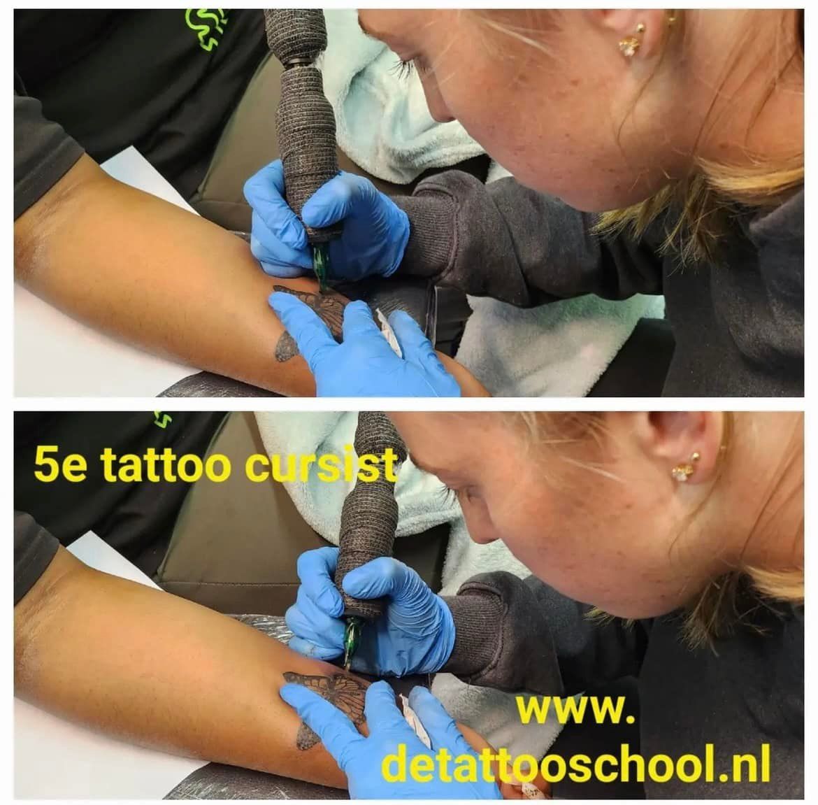 Een persoon met blauwe handschoenen gebruikt een tatoeëermachine op de arm van een klant. Tekstoverlays promoten een tatoeëerschool.