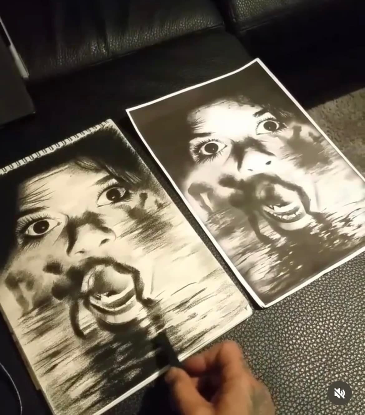 Een hand schetst een zwart-wit tekening van een gezicht dat uit het water oprijst, die overeenkomt met een referentieafdruk ernaast.
