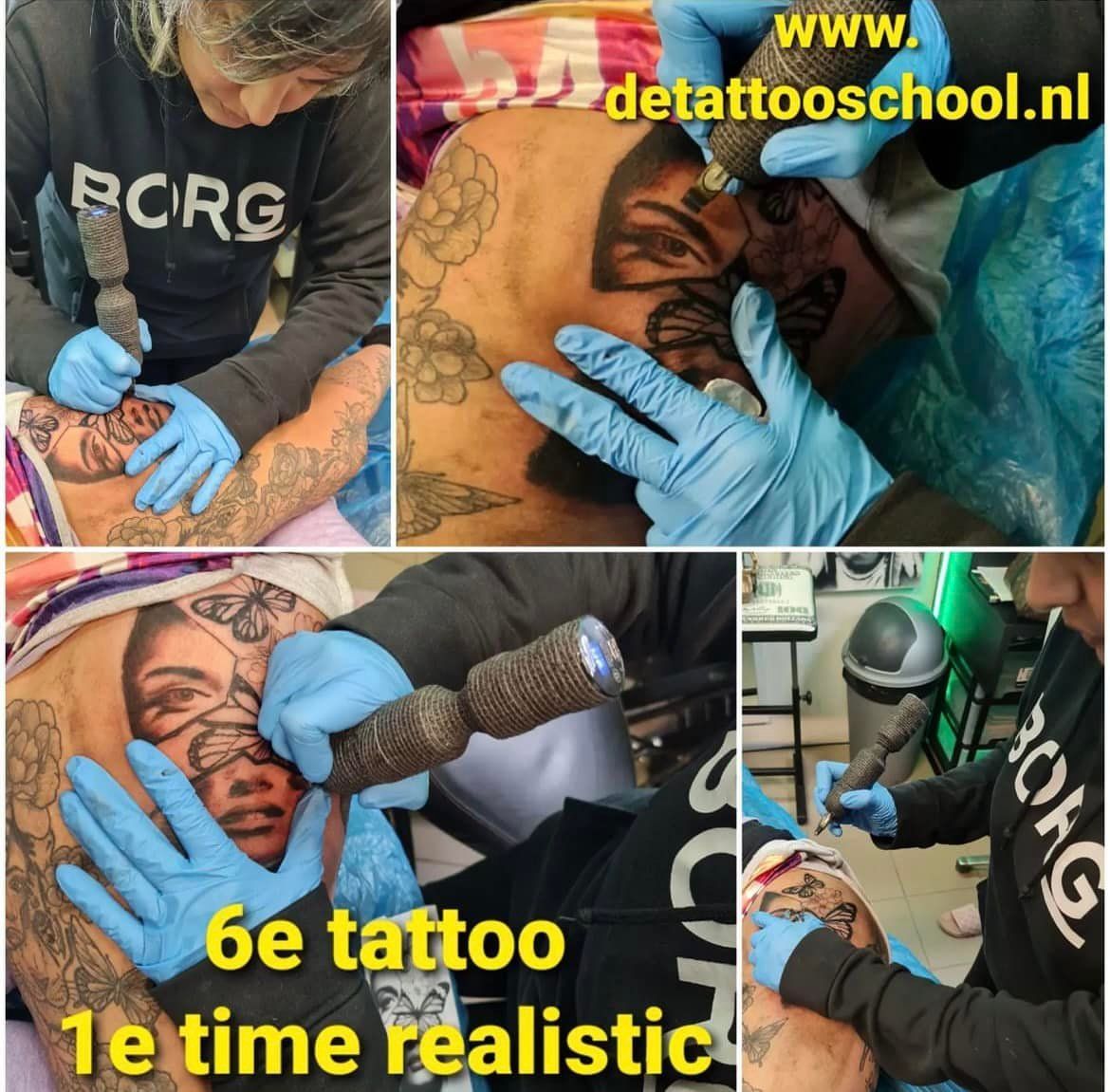 Een tatoeëerder in een zwarte sweater draagt ​​blauwe handschoenen terwijl hij een realistisch portret op de schouder van een persoon tatoeëert.