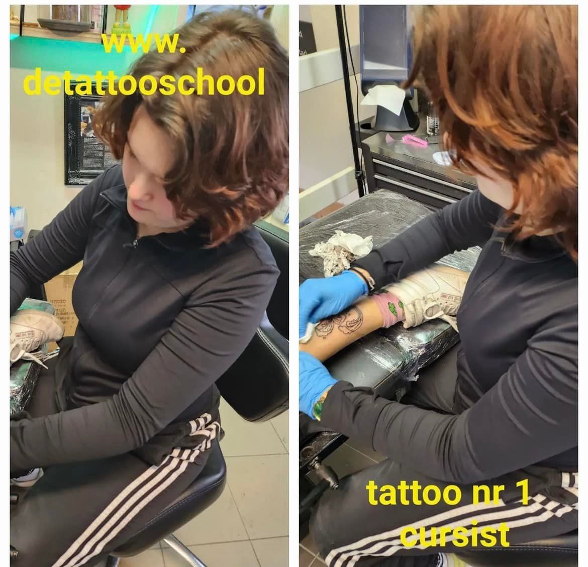 Een persoon gekleed in een zwart shirt met lange mouwen en een Adidas-broek tatoeëert de arm van een klant in een tattoostudio.