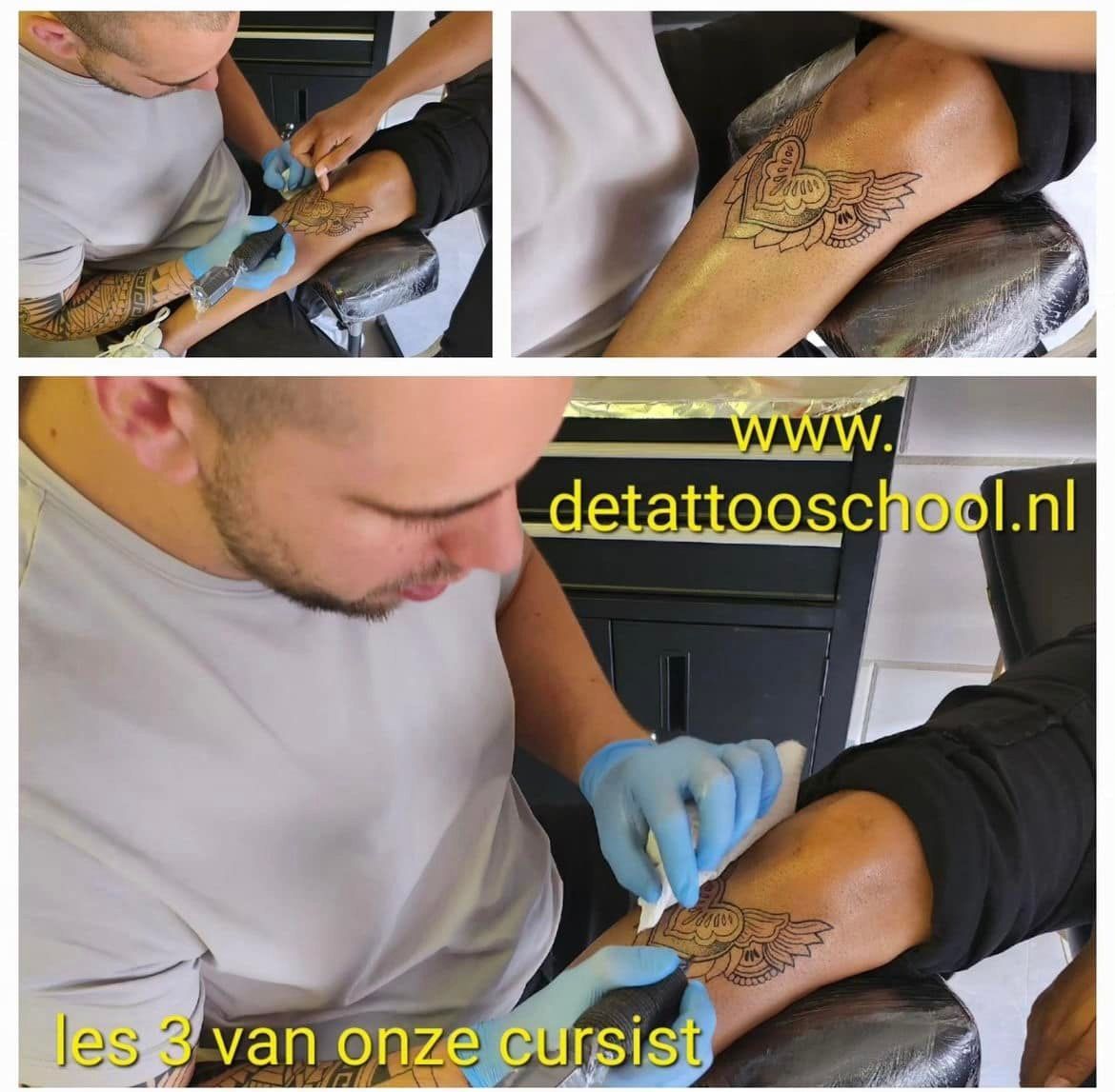 Een tatoeëerder met blauwe handschoenen tatoeëert de arm van een klant in een professionele studio, met de tekst 