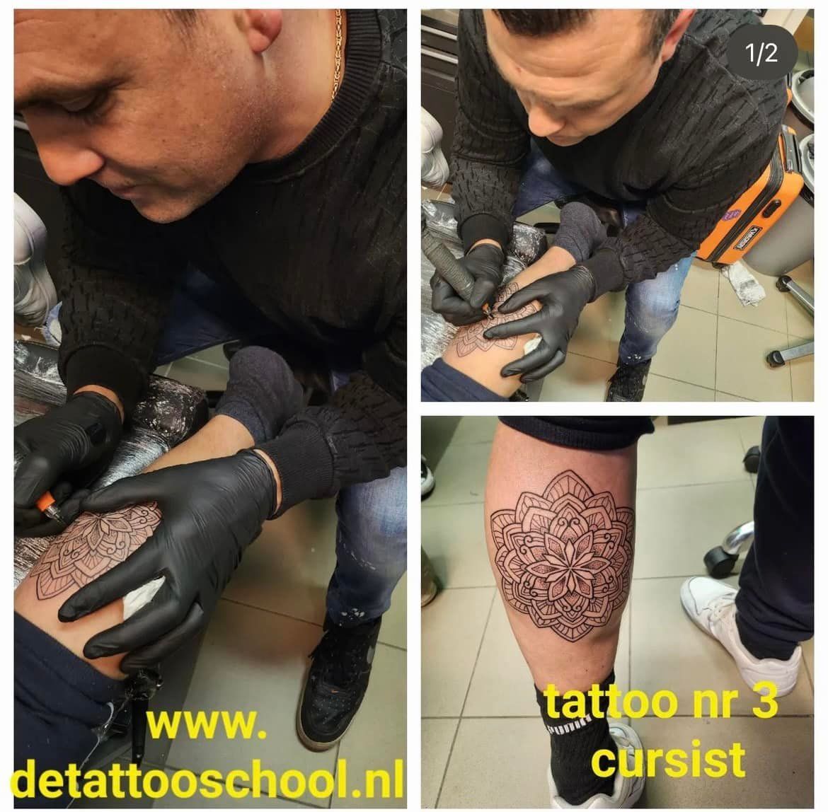 Een persoon met zwarte handschoenen tatoeëert een complex mandala-ontwerp op iemands kuit, met het opschrift 
