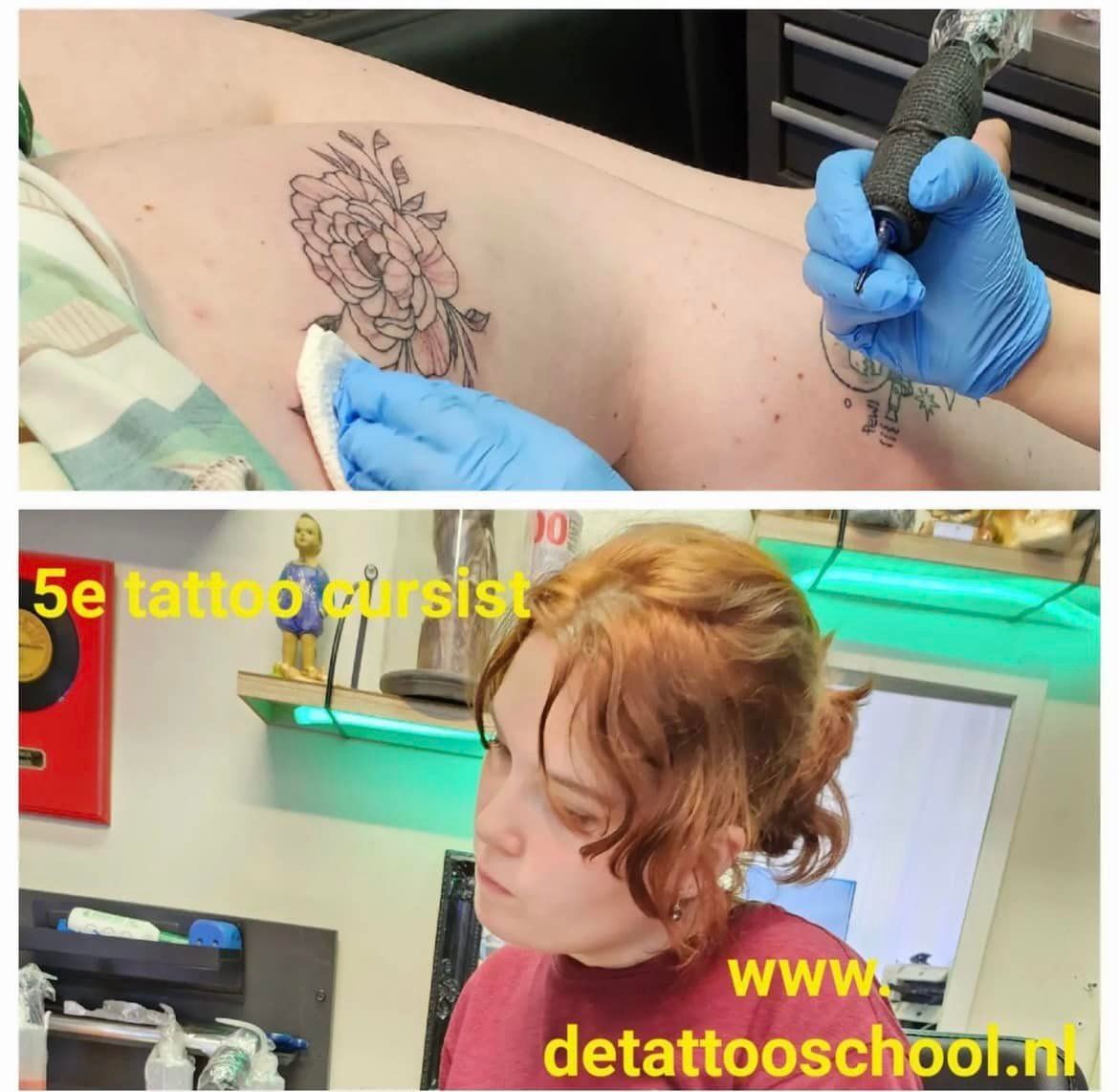 Een gesplitst scherm toont een tatoeëerder aan het werk met een bloemenmotief, en een student aan een bureau die reclame maakt voor detattooschool.nl.