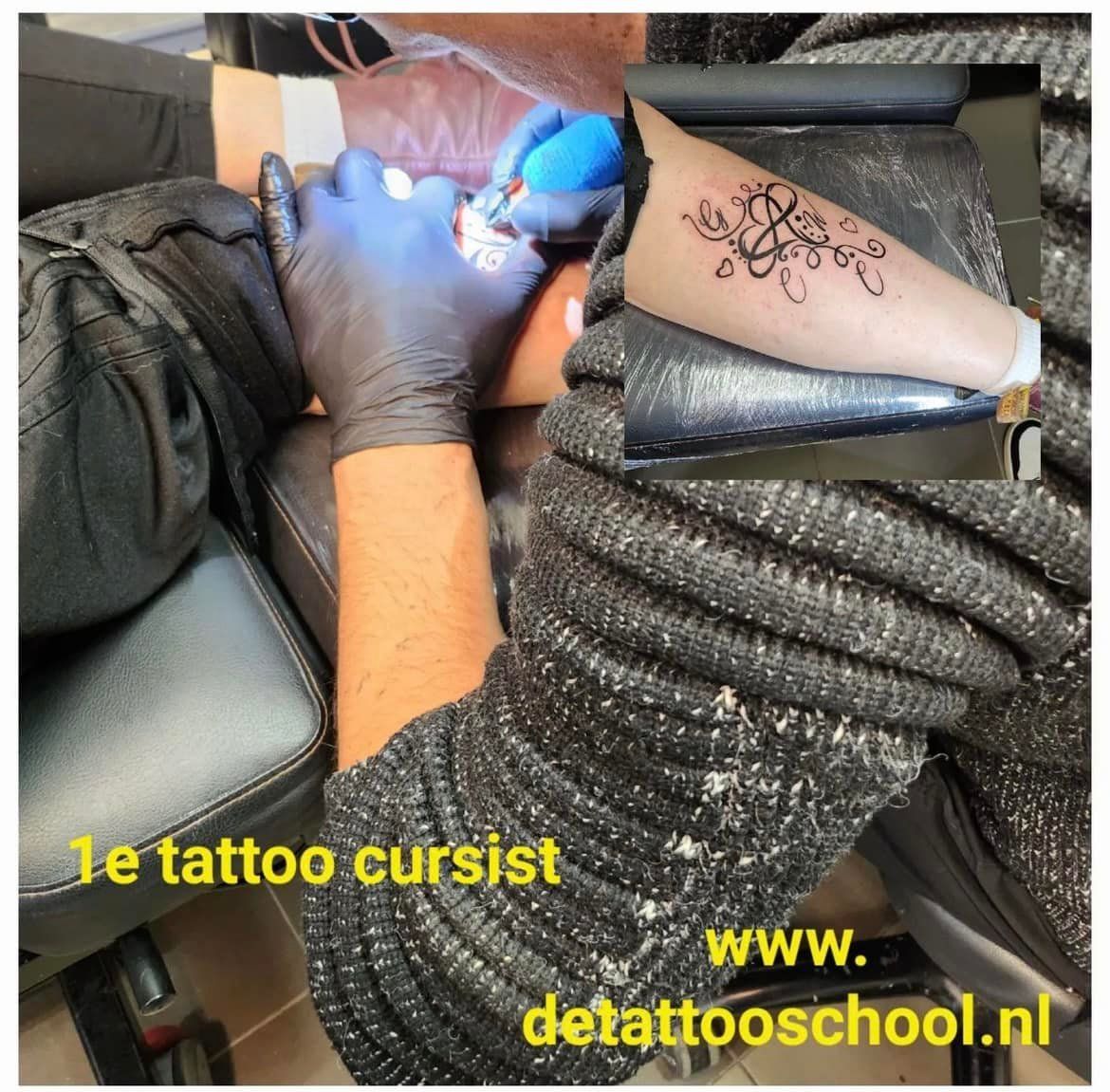 Een student tatoeëert een spiraalvormig ontwerp op een onderarm, met een close-up en de tekst 