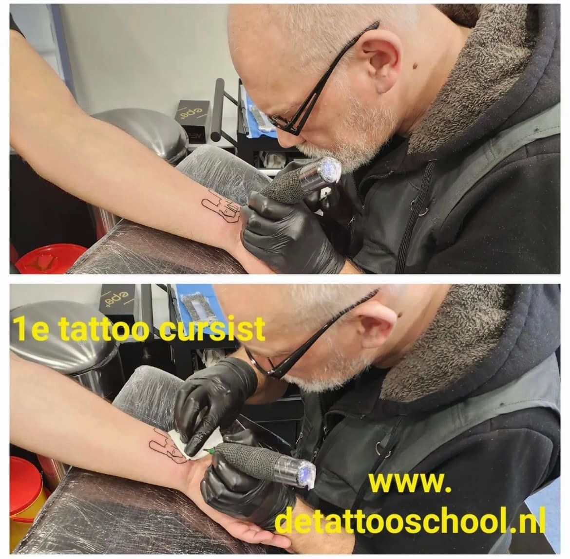 Een tatoeëerder met zwarte handschoenen werkt aan de pols van een persoon, met tekst over de afbeelding heen die reclame maakt voor een tatoeëerschool.