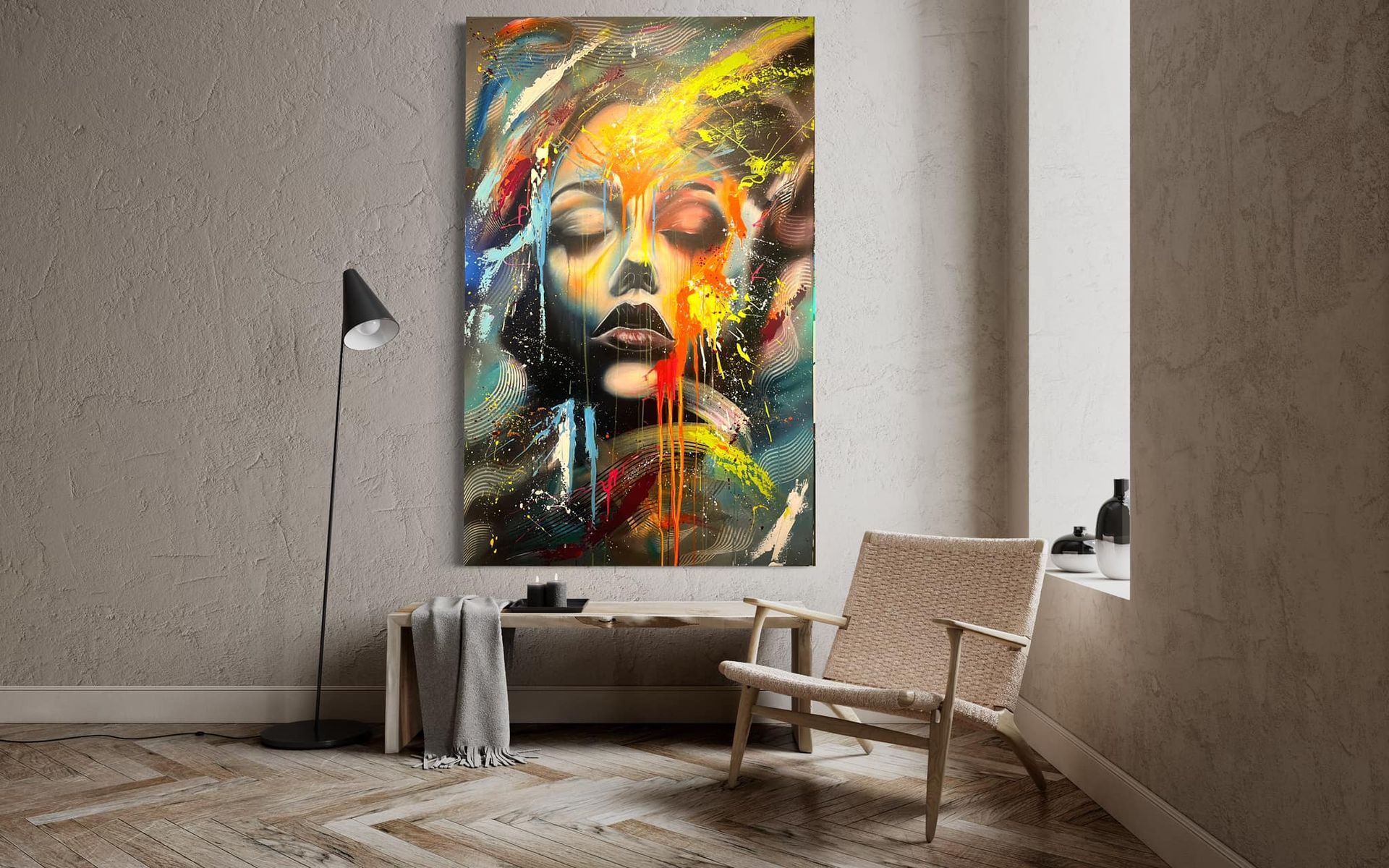Abstract schilderij van een gezicht met levendige kleuren, hangend in een kamer met een stoel, een tafel en een staande lamp.