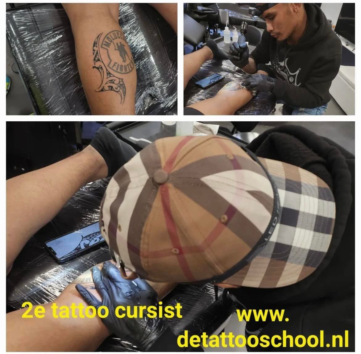 Een tatoeëerder aan het werk op de onderarm van een klant, met daaronder reclametekst en een websitelink.