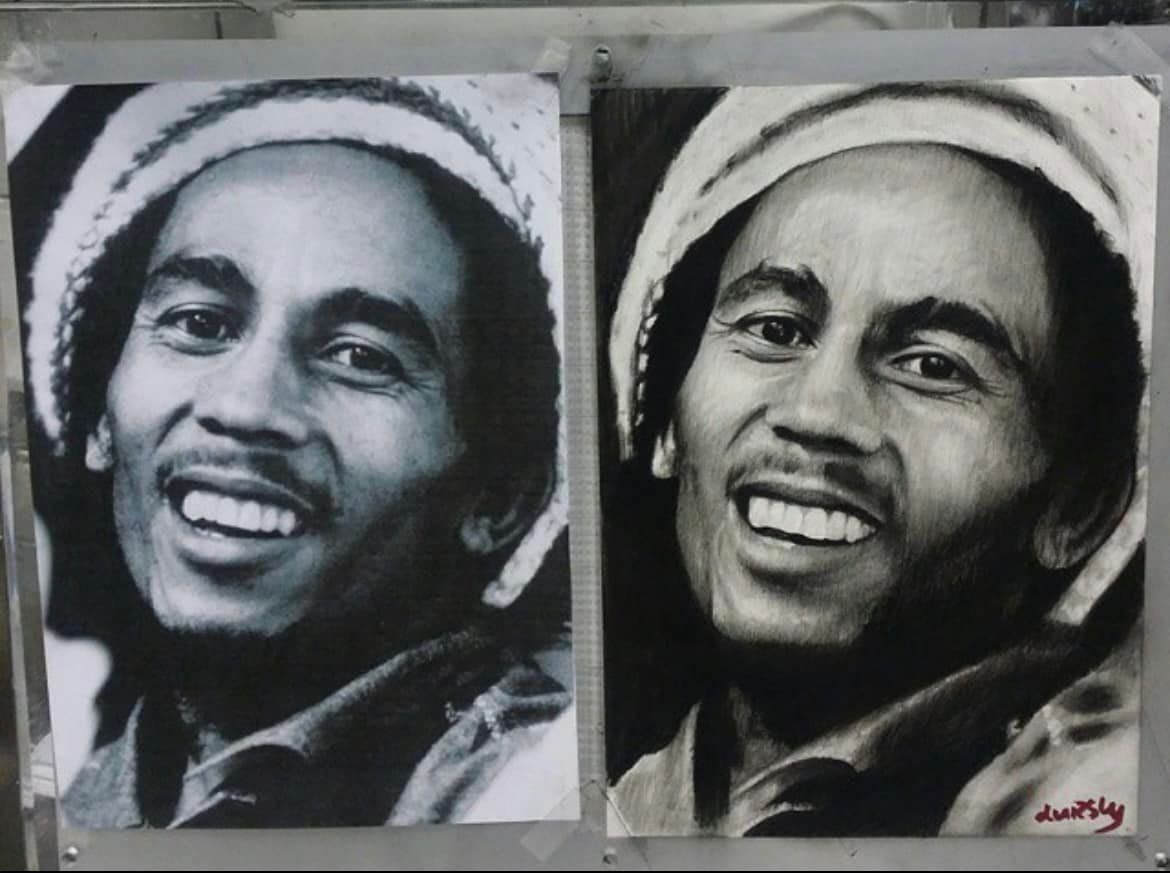 Twee portretten van Bob Marley naast elkaar: een heldere versie met minder contrast aan de linkerkant en een donkere houtskooltekening aan de rechterkant.