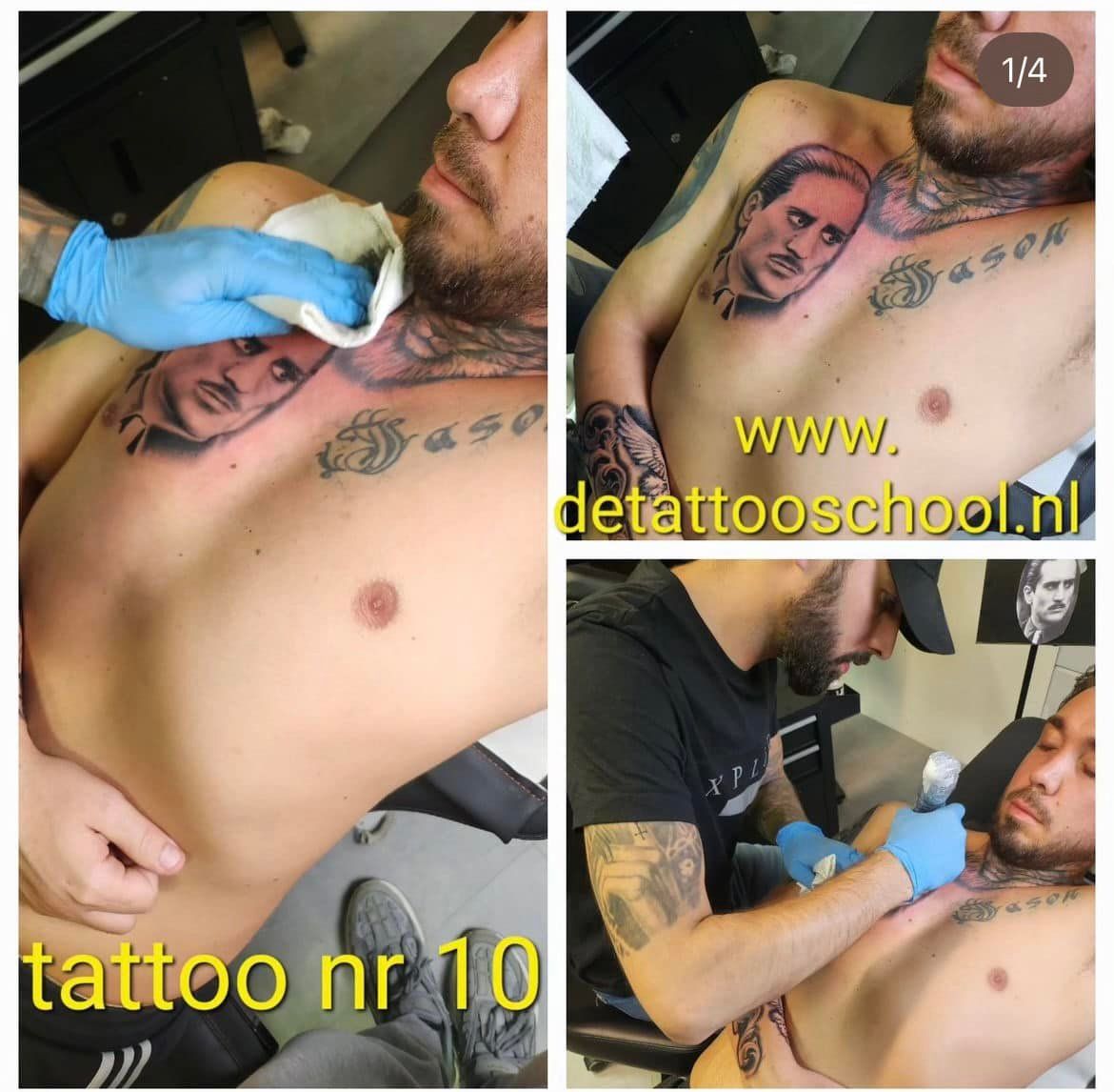 Een tatoeëerder gebruikt een tatoeëermachine op de borst van een klant, met afbeeldingen die het proces van het tatoeëren van een portret laten zien.