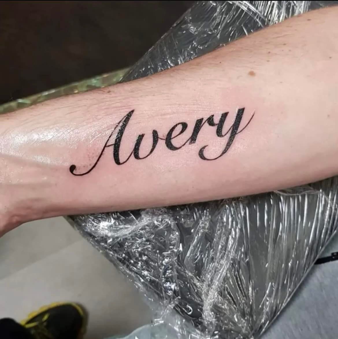 Een verse tatoeage op de onderarm met de naam