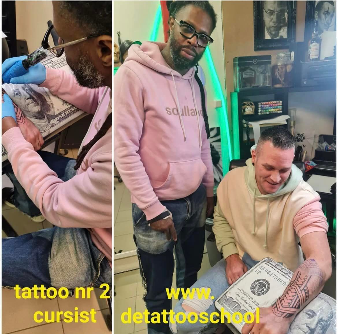 Een tatoeëerder werkt aan de arm van een klant, terwijl een andere persoon er vlakbij staat. Dit alles vindt plaats in een tattooshop met een website-overlay.
