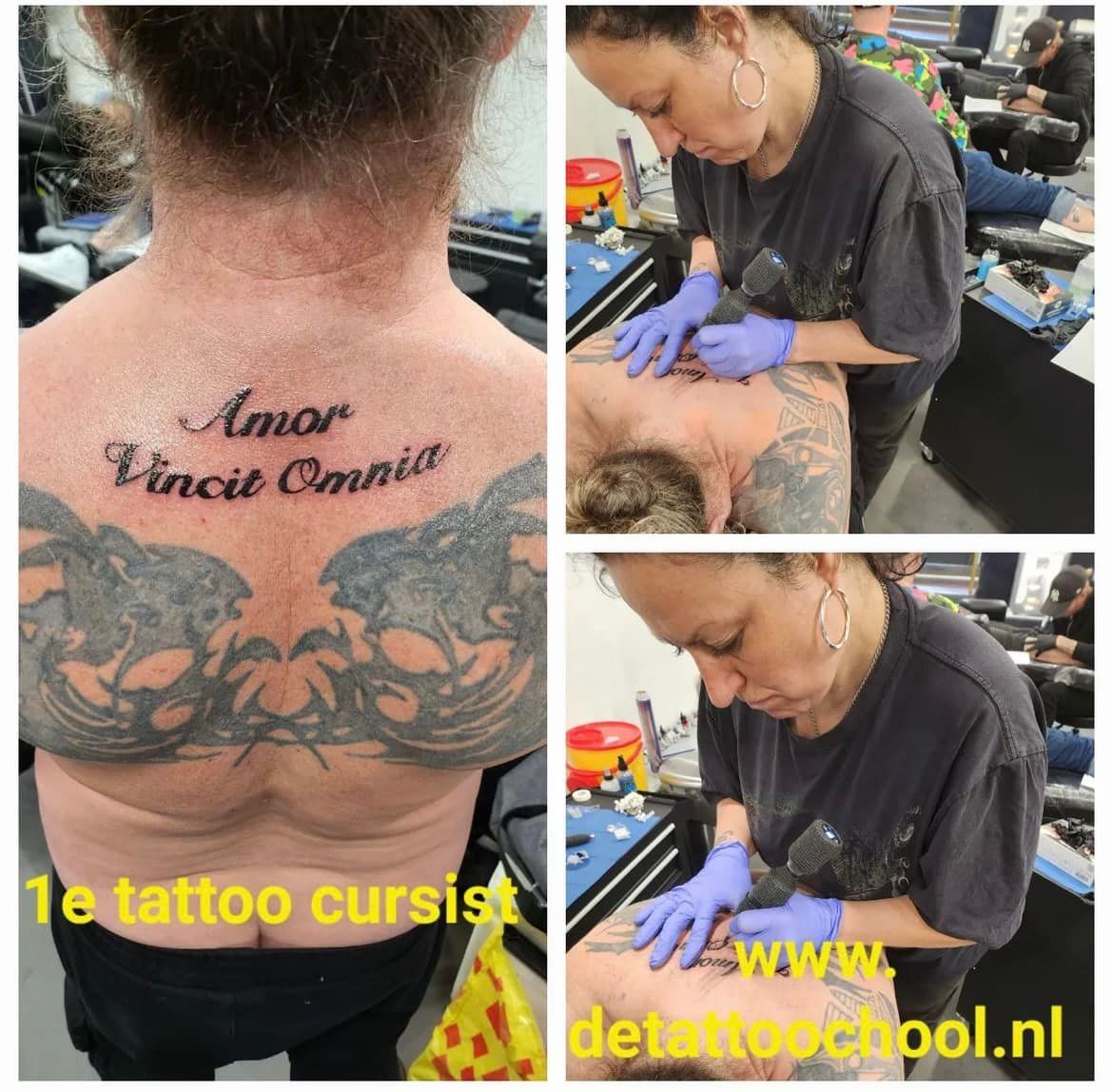 Een tatoeëerder werkt aan de rug van een klant, waarop een nieuwe tatoeage met de tekst 