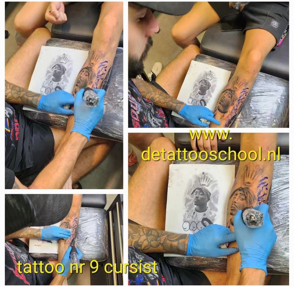 Een tatoeëerder werkt aan een tatoeage op een been, een portret dat is weergegeven in een collage van vier panelen met tekstoverlays.