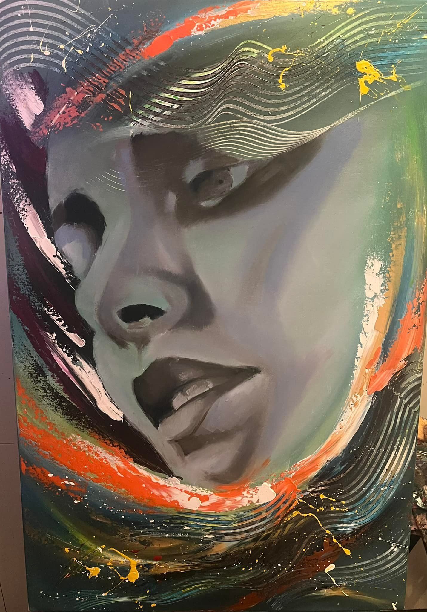 Abstract portretschilderij met een schaduwrijk, peinzend gezicht, omlijst door wervelende, levendige oranje en turquoise penseelstreken.