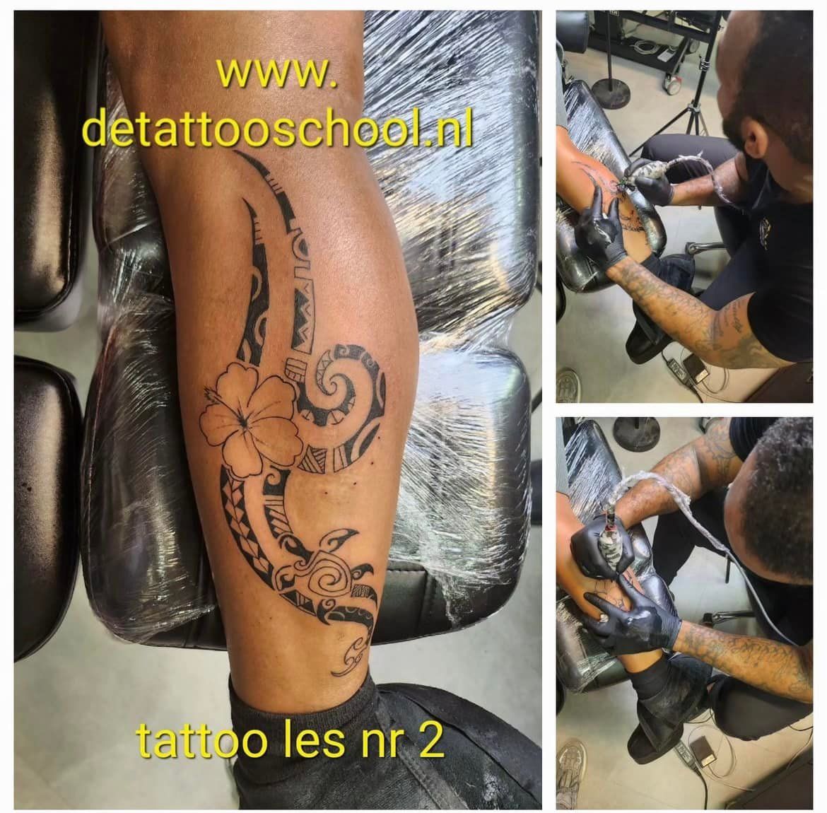 Een tatoeëerder werkt aan een bloemen- en tribaal patroon op de kuit van een klant, met daaroverheen tekst van een website.