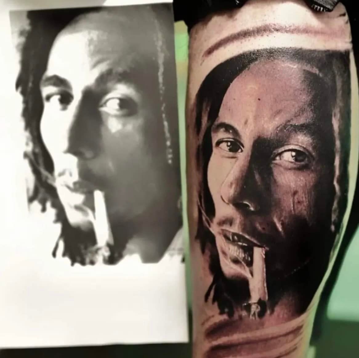 Een afgedrukte foto van Bob Marley naast een bijpassende, realistische zwart-wit portrettattoo op de huid.