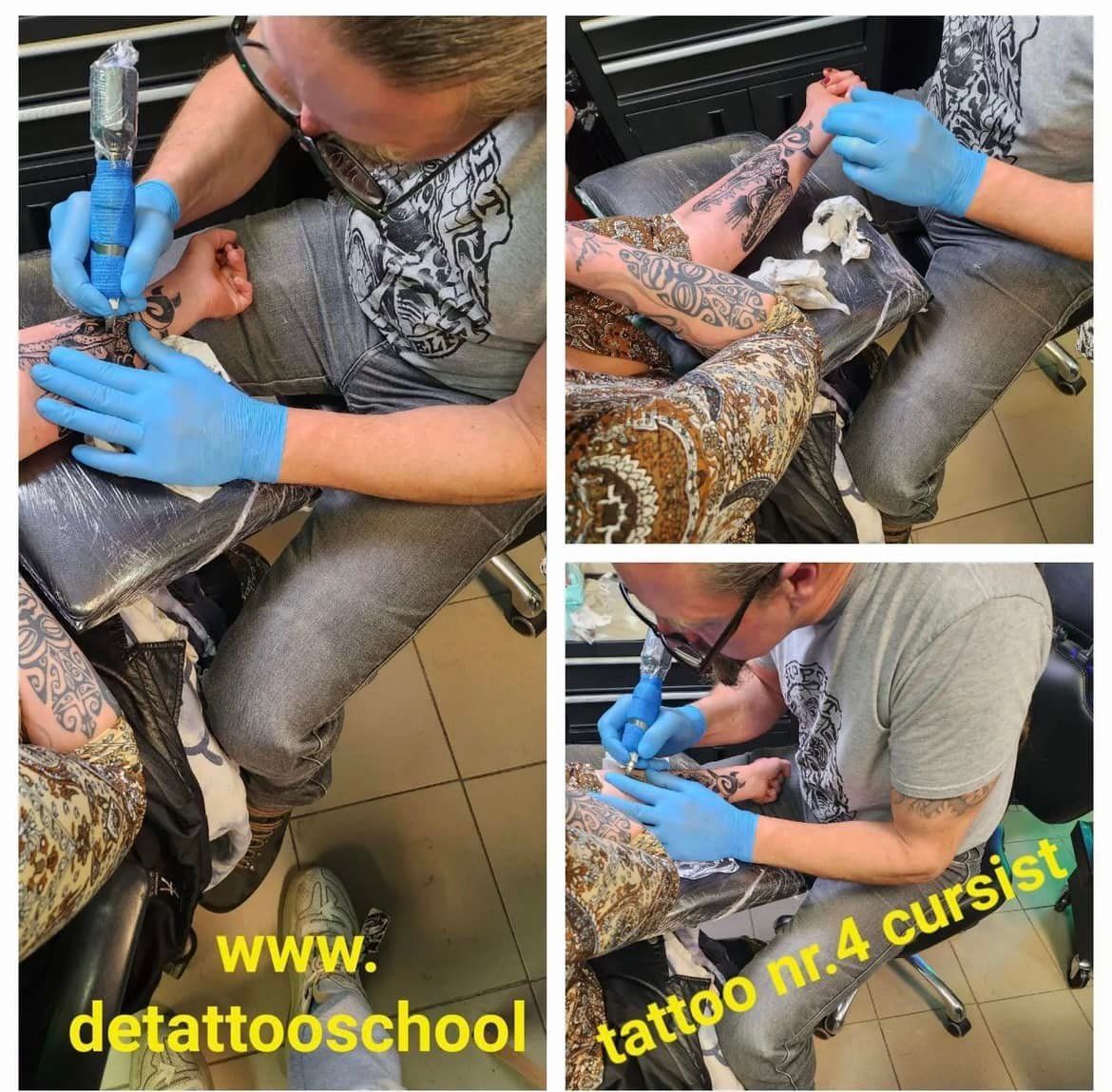 Een tatoeëerder met blauwe handschoenen werkt in een studio aan de arm van een klant, met tekst die reclame maakt voor een tatoeëerschool.