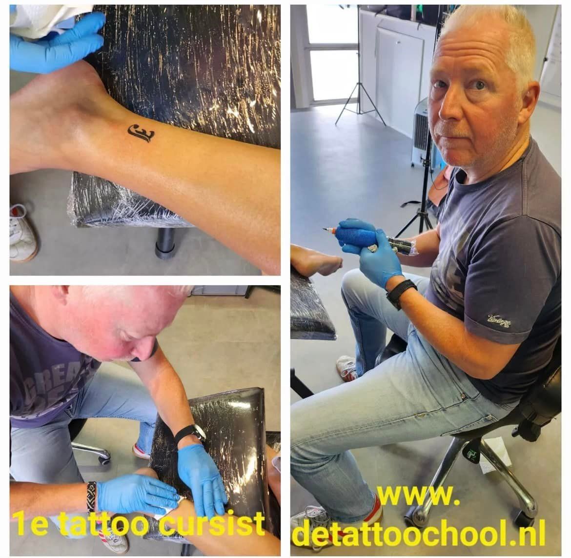 In een studio gebruikt iemand een tatoeëermachine op de enkel van een klant, met daarop tekst die reclame maakt voor een tatoeëeropleiding.