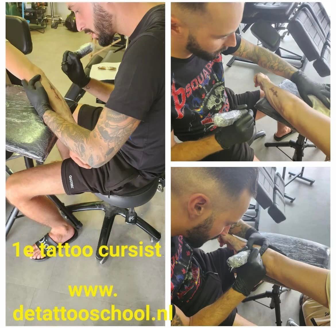 Een tatoeëerder demonstreert technieken aan een student in een studio, met tekst die reclame maakt voor een tatoeëerschool en website.