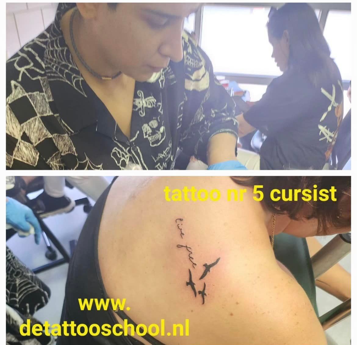 Een tatoeëerder werkt in een studio aan de schouder van een klant. De tatoeage bestaat uit drie vogels en sierlijke letters.