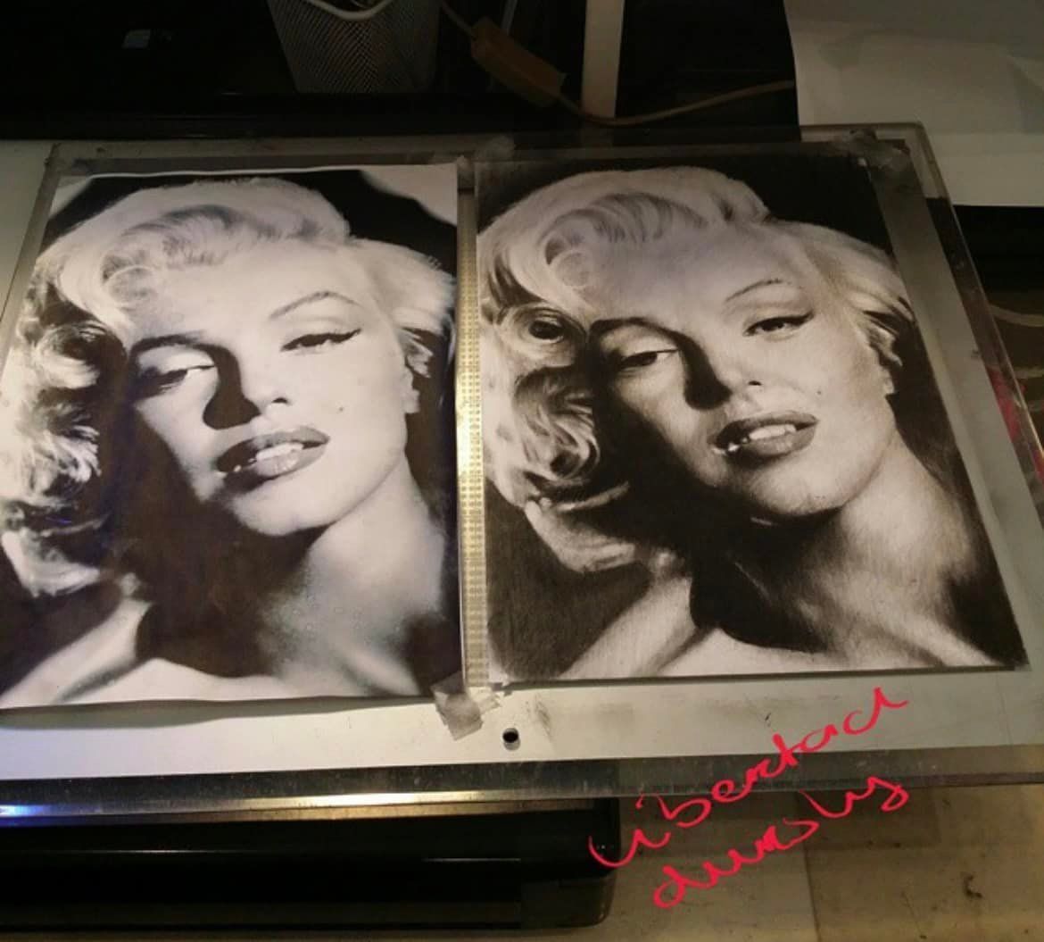 Twee zwart-witportretten van Marilyn Monroe naast elkaar, met een handgeschreven handtekening rechtsonder.