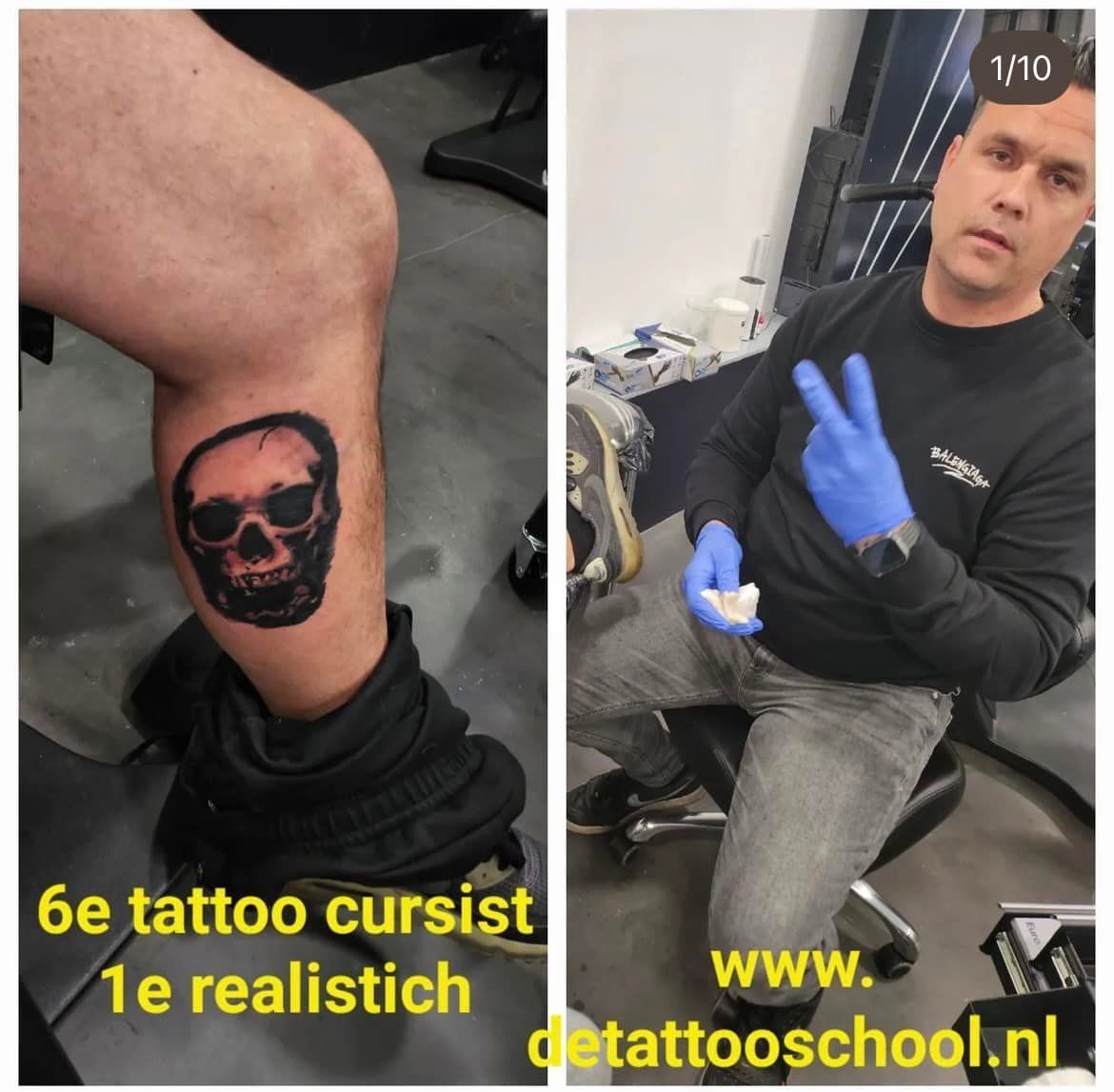 Een foto waarop een schedeltattoo op een been naast een tatoeëerder met handschoenen te zien is op detattooschool.nl.