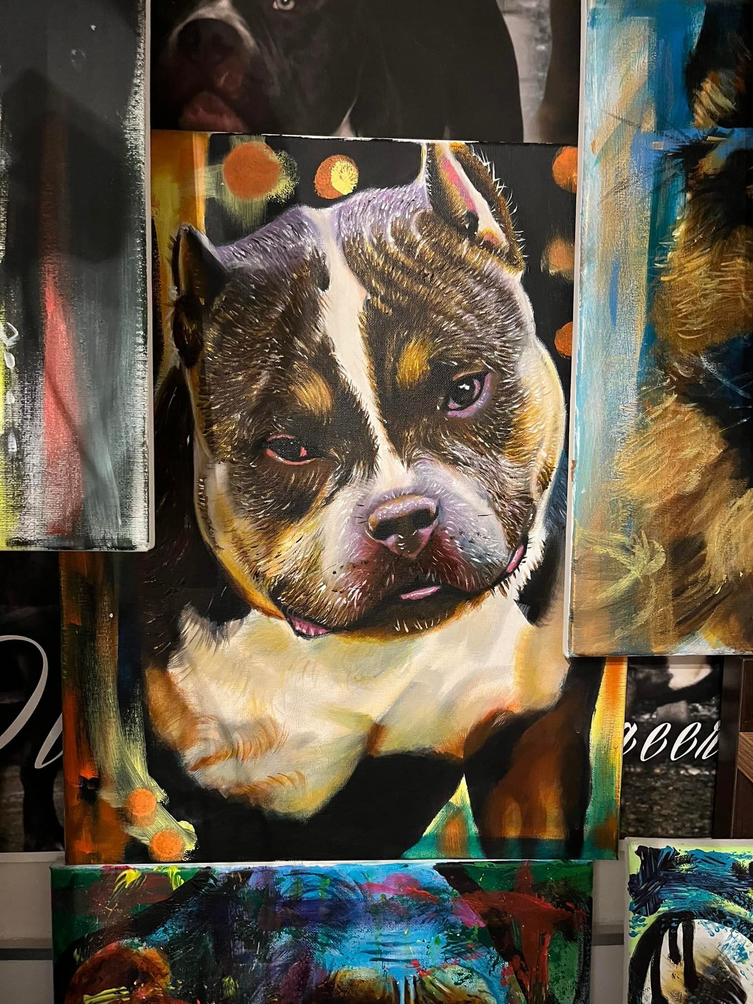 Een levendig, gedetailleerd olieverfschilderij van een gestreepte hond van een buldogras, te midden van abstracte kunstwerken.